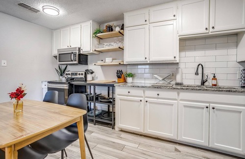 River Oaks Maison | Private Home 4-7 miles from The Stockyards/Dickies/Downtown/TCU/Smart TVs