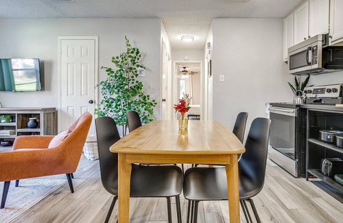 River Oaks Maison | Private Home 4-7 miles from The Stockyards/Dickies/Downtown/TCU/Smart TVs