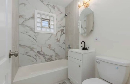 Country Club Hills Maison | Private Home Awaits
