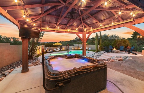 Tucson Maison | Private Home~Two Fire Pits~Salt Pool~Mini Golf~Theater~EARLY CHECK-IN