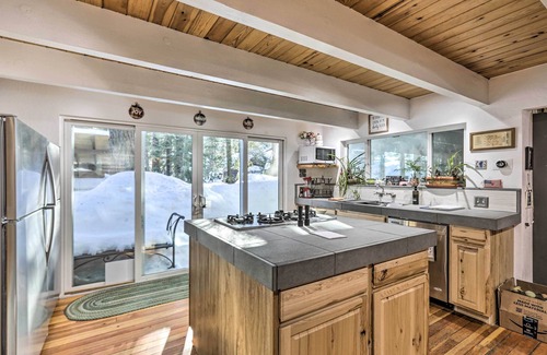 Tahoe Paradise Cabine | Private Hot Tub: Quintessential Tahoe Cabin