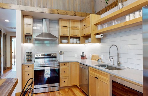 Afton Chalet De Ski | Private Hot tub, 1mi to Shangri La, next to Battlefield Par 3, & Walk to Lake