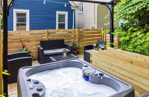 Pittsburgh Maison | Private Hot Tub King beds 1 Block from Butler