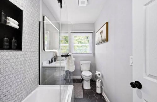 Pittsburgh Maison | Private Hot Tub King beds 1 Block from Butler