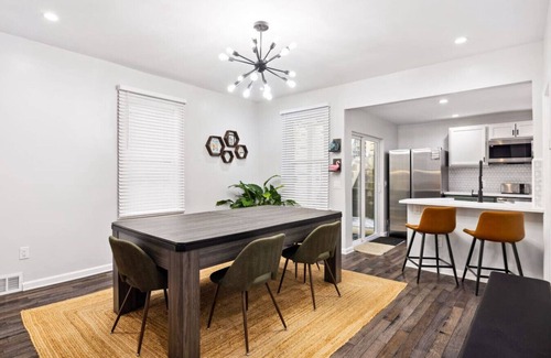 Pittsburgh Appartement | Private Hot Tub | King beds | 1 Block from Butler!
