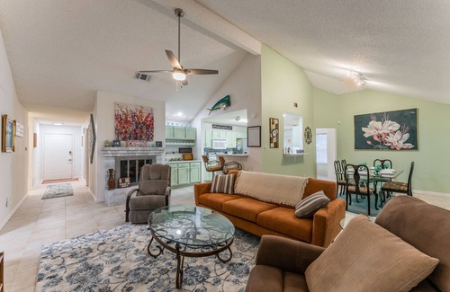 South Arlington Maison | Private Hot Tub, Stone Floors, Tall Fenced Yard, Fire Pit, & BBQ Grill