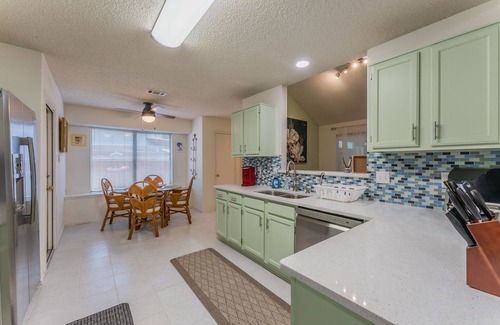 South Arlington Maison | Private Hot Tub, Stone Floors, Tall Fenced Yard, Fire Pit, & BBQ Grill