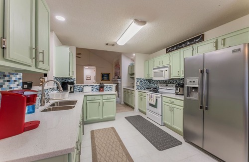 South Arlington Maison | Private Hot Tub, Stone Floors, Tall Fenced Yard, Fire Pit, & BBQ Grill