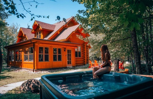 Fiddler Lake Resort Chalet De Ski | Luxurious Cabin with SPA/Sauna/Pool/Lake