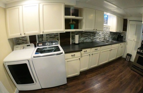 Harvey Park South Maison | PRIVATE HOT TUB! Stunning updated downstairs home- Amazing Location