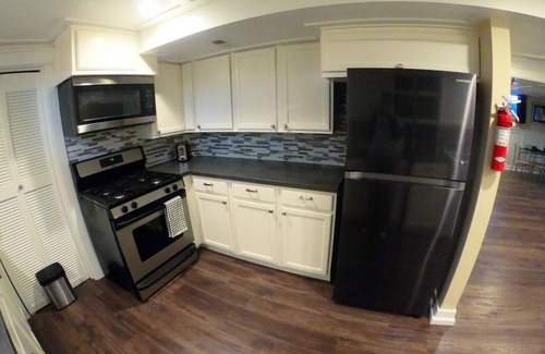 Harvey Park South Maison | PRIVATE HOT TUB! Stunning updated downstairs home- Amazing Location
