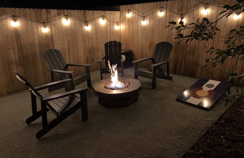 Harvey Park South Maison | PRIVATE HOT TUB! Stunning updated downstairs home- Amazing Location