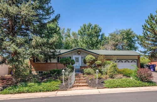 Harvey Park South Maison | PRIVATE HOT TUB! Stunning updated downstairs home- Amazing Location