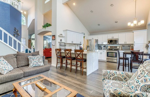 Prides Crossing Maison | Private Hot Tub w/ Projector: Modern Aurora Home