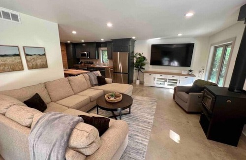 Orange Prairie Maison | Private House with Full Court Gym