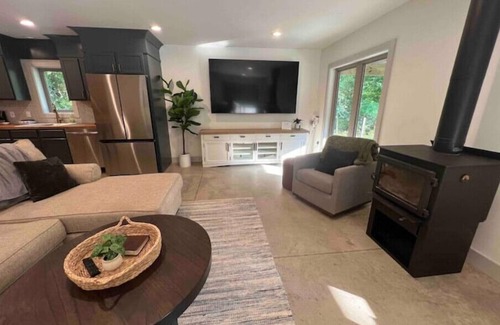 Orange Prairie Maison | Private House with Full Court Gym