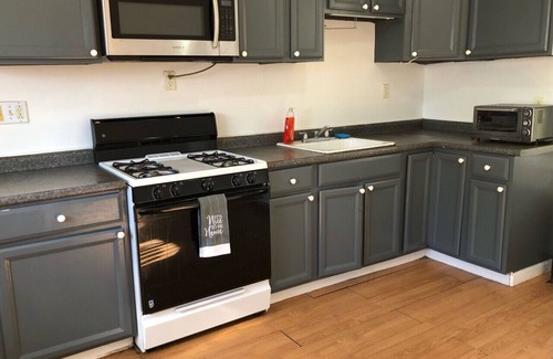 Perth Amboy Appartement | Private house with 3 bedrooms and 1 bathroom and free parking convenient to NYC Manhattan bus and train