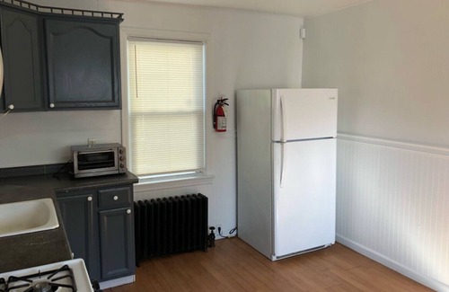 Perth Amboy Appartement | Private house with 3 bedrooms and 1 bathroom and free parking convenient to NYC Manhattan bus and train