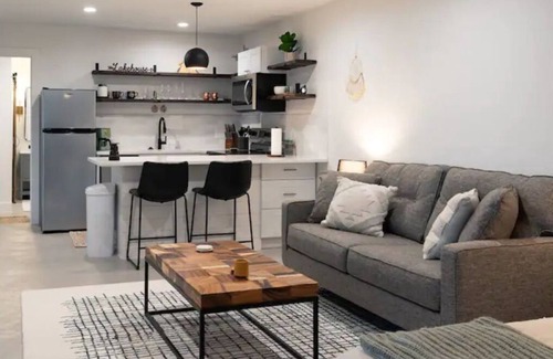 Lakeway Appartement | Private In-Law Suite Walkable to Marina