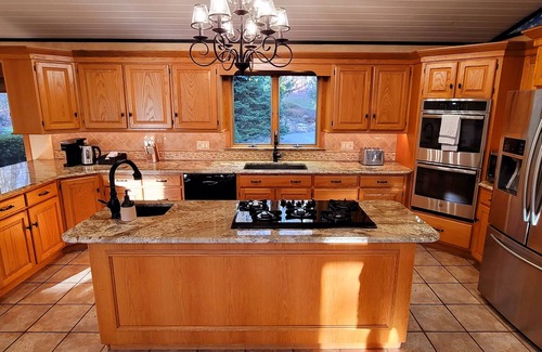 Earlville Maison | Private INDOOR HEATED POOL + Hot Tub + Game Room - Family Friendly
