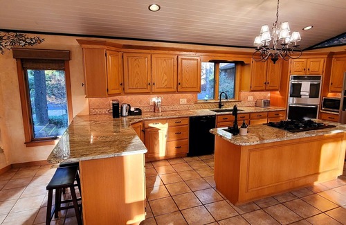Earlville Maison | Private INDOOR HEATED POOL + Hot Tub + Game Room - Family Friendly
