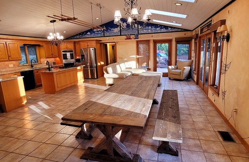 Earlville Maison | Private INDOOR HEATED POOL + Hot Tub + Game Room - Family Friendly