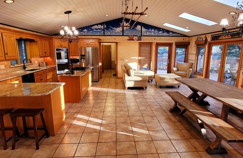 Earlville Maison | Private INDOOR HEATED POOL + Hot Tub + Game Room - Family Friendly