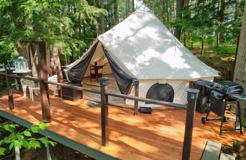 Brantingham Maison | Private Island, 5 Homes, 2 HotTub, Boat -Sleeps 17