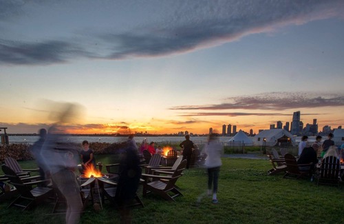 Manhattan Cabine | Private Island Glamping + Lady Liberty View