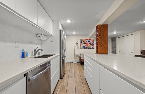 The Heights Appartement | Private Jersey City Retreat w/ Backyard Bonfire & Grill · 20mins to NYC