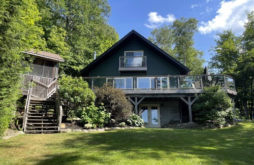 Kearney Cottage | Private kid-friendly lakefront cottage with a beach. Perfect for families!