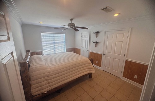 Panola County Cabine | Private Lake Lodge on 104 acres with bar, pool table, shuffle board and more!