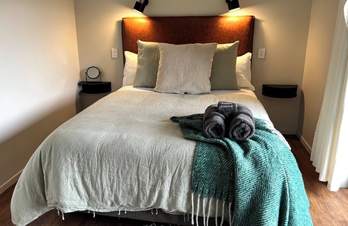 Fairlie Cabine | Private lake with lodgings for 15 people. Ultimate family getaway!
