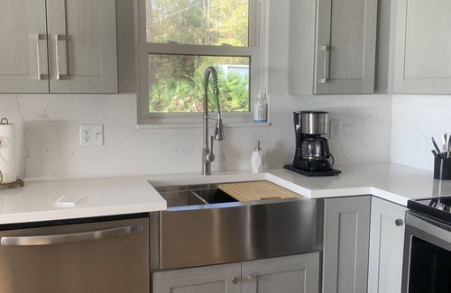 Hawthorne Maison | Hawthorne Lakefront Cottage sur privé, Spring Fed Lake, Animaux acceptés