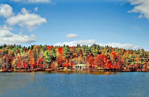 Hollis Maison | Private Lakehouse Getaway