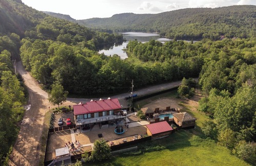 Mandeville Chalet De Ski | Resort privé en bois rond, 30 pers.,piscine, spa, salle de jeux, et ++