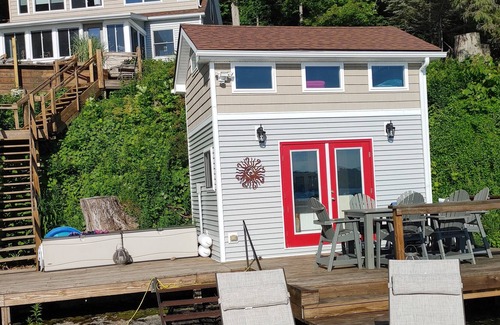 Trumansburg Cottage | PRIVATE. Lots of room to spread out! 2 Hugh docks. Water toys. Parking!