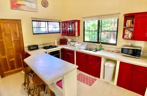 Barrio Ricos y Famosos Maison | Private Lush Gem in heart of Jaco with Large Pool!