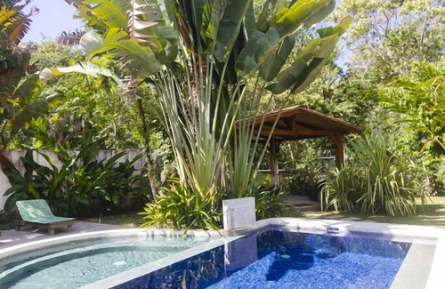 Barrio Ricos y Famosos Maison | Private Lush Gem in heart of Jaco with Large Pool!