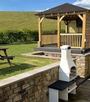 Airton Maison | PRIVATE LUXURY Barn Stay with Hot Tub and OUTDOOR ENTERTAINMENT, YORKSHIRE DALES SLEEPS 10!