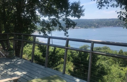 Burdett Maison | Retraite de luxe privée ... Perché au sommet d'un bluff, vue incroyable sur le lac et le village
