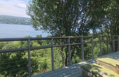 Burdett Maison | Retraite de luxe privée ... Perché au sommet d'un bluff, vue incroyable sur le lac et le village