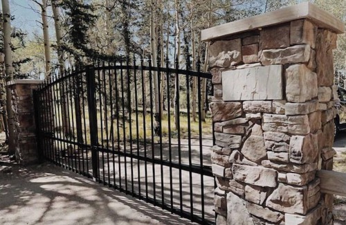 Divide Maison | Colorado Luxury Retreat-Mountain View & Hot Tub