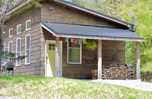 Appleton Cabine | Private modern cabin nestled in the woods with hiking trails in Midcoast Maine