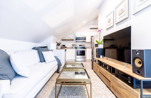 Whittier Maison | Private modern carriage house in Downtown Denver