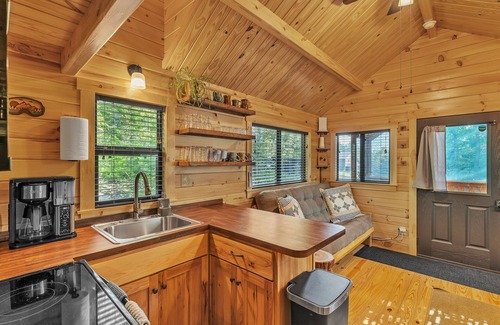 Jay Cabine | Private, Modern Log Cabin @ The Woodshed Lodge; Pet Friendly; Sleep 6