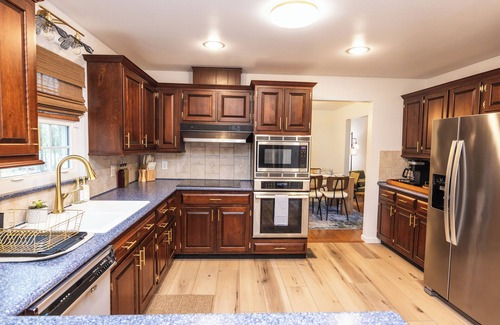 Newville Maison | Private near rail trail CREEK fireplc KING bed patio BBQ AC WIFI nature lovers