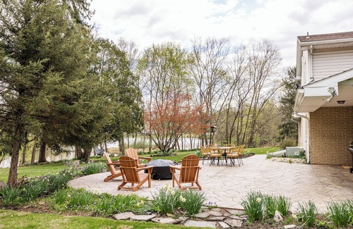 Newville Maison | Private near rail trail CREEK fireplc KING bed patio BBQ AC WIFI nature lovers