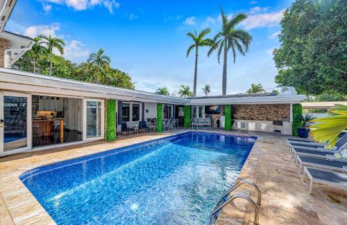 Harbor Beach Maison | Private neighborhood Heated Pool Lush Surroundings Harbor Key RESlDENCES
