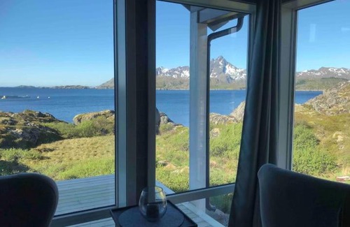 Sennesvik Maison | PRIVATE NEWLY BUILT WATERFRONT CABIN IN LOFOTEN